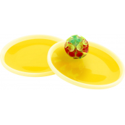 Flicka łapana gra w piłkę, żółty