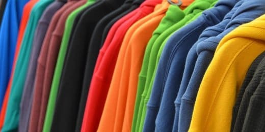 NADCHODZI JESIEŃ – CZAS ROZEJRZEĆ SIĘ ZA POLARAMI, BLUZAMI I KOSZULKAMI Z NADRUKAMI