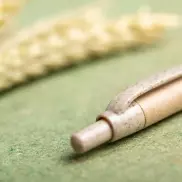 Długopis z kartonu z recyklingu, elementy ze słomy pszenicznej